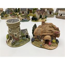 Nineteen Lilliput Lane models from the Scottish Collection, to include John Knox House, Castaway, Pineapple House, etc, all models with original boxes 