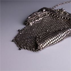 Art Nouveau silver chainmail purse, the silver clasp embossed with poppies, hallmarked Anglo American Plate Co, London 1904/5 and import mark F, H14cm