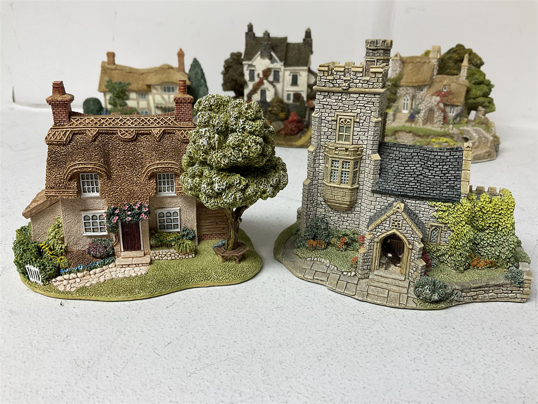 Nineteen Lilliput Lane models, including Dove Tails, Birdlip Bottom, Smallest Inn, Gossip Gate and Beehive Cottage, all with deeds and original boxes (19)