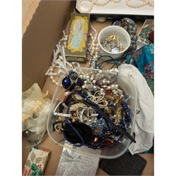 Lotus pearl necklace with 9ct gold clasp, silver jewellery and a collection of costume jewellery and compact mirrors