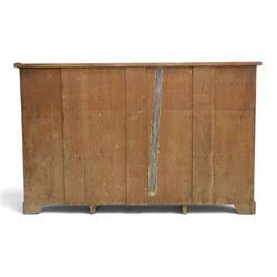 Early 20th century mahogany breakfront open bookcase, the shaped rectangular top with moulded edge, fitted with single frieze drawer over to open shelves, flanked by two shelves to each side with shaped uprights, on bracket feet