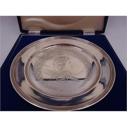Modern limited edition silver plate, commemorating the Silver Jubilee of Her Majesty Queen Elizabeth II, designed by Pietro Annigoni, the circular plate engraved with the Queen in profile, no. 1108/2000, hallmarked Roberts & Dore, London 1977, with certificate of authenticity and contained within silk and velvet lined box, plate D22.6cm