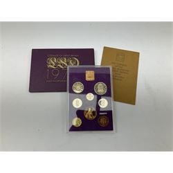 Coins and medallions including Great Britain 1970 and 1985 proof coin sets, Commonwealth Games 1986 commemorative two pound coin, various commemorative crowns etc