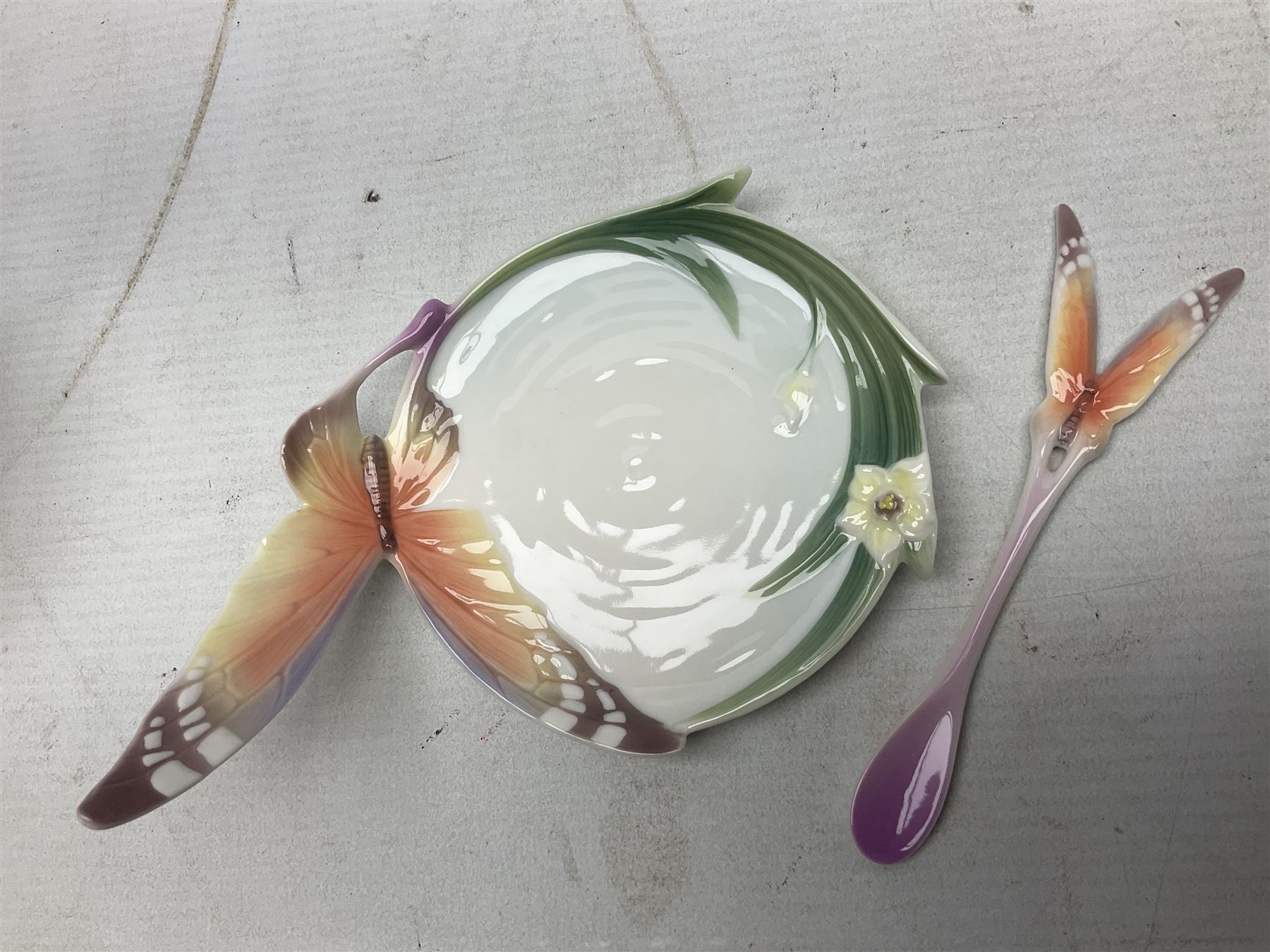 Five Franz teacups and saucers comprising Hummingbird FZ00129, Bluebell FZ00875, Dragonfly FZ00028, Butterfly XP1693 and Daisy FZ00793, together with Hummingbird spoon, all boxed (6)