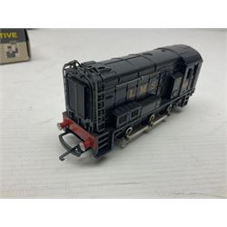 Wrenn '00' gauge - three Class 08 0-6-0 Diesel Shunting locomotives - No.7124 in LMS Black; No.D3464 in BR Blue; and No.D3783 in BR Green; all boxed with instructions (3)
