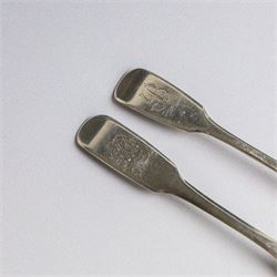 Twenty-one silver teaspoons, comprising set of six 1920s coffee spoons, set of three Kings pattern teaspoons, etc, all hallmarked