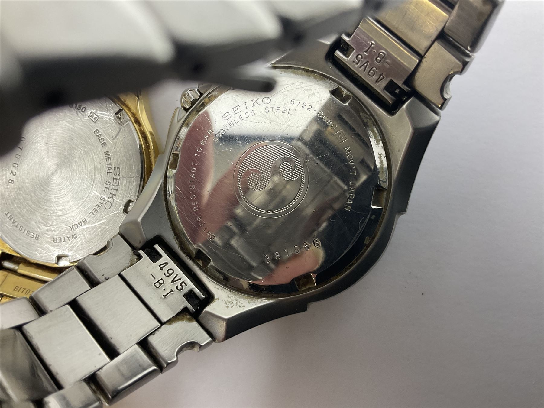 Seiko 5 automatic wristwatch Cal. 7009A, black dial with day-date aperture, Seiko Kinetic auto relay wristwatch and four other watches (6)