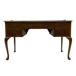 Early 20th century walnut Queen Anne style kneehole desk / dressing table, fitted with one long and four short drawers, raised on cabriole legs