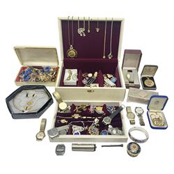9ct gold jewellery, including white gold necklace links, heart t-bar necklace and a single earring, together with silver jewellery including charm bracelet and fob, silver propelling pencil, Seiko wristwatches, Technos Automatic Star Chief 25 jewels wristwatch and a collection of costume jewellery including items by Napier