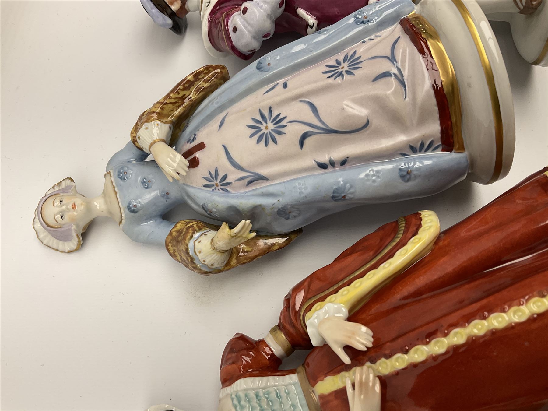 Sitzendorf Henry VIII & his wives porcelain figures, a set of 7 with impressed titles to the reverse, comprising of King Henry VIII, Anne Boleyn, Catherine of Aragon, Catherine Parr, Jane Seymour, Catherine Howard, Anne of Cleves.  