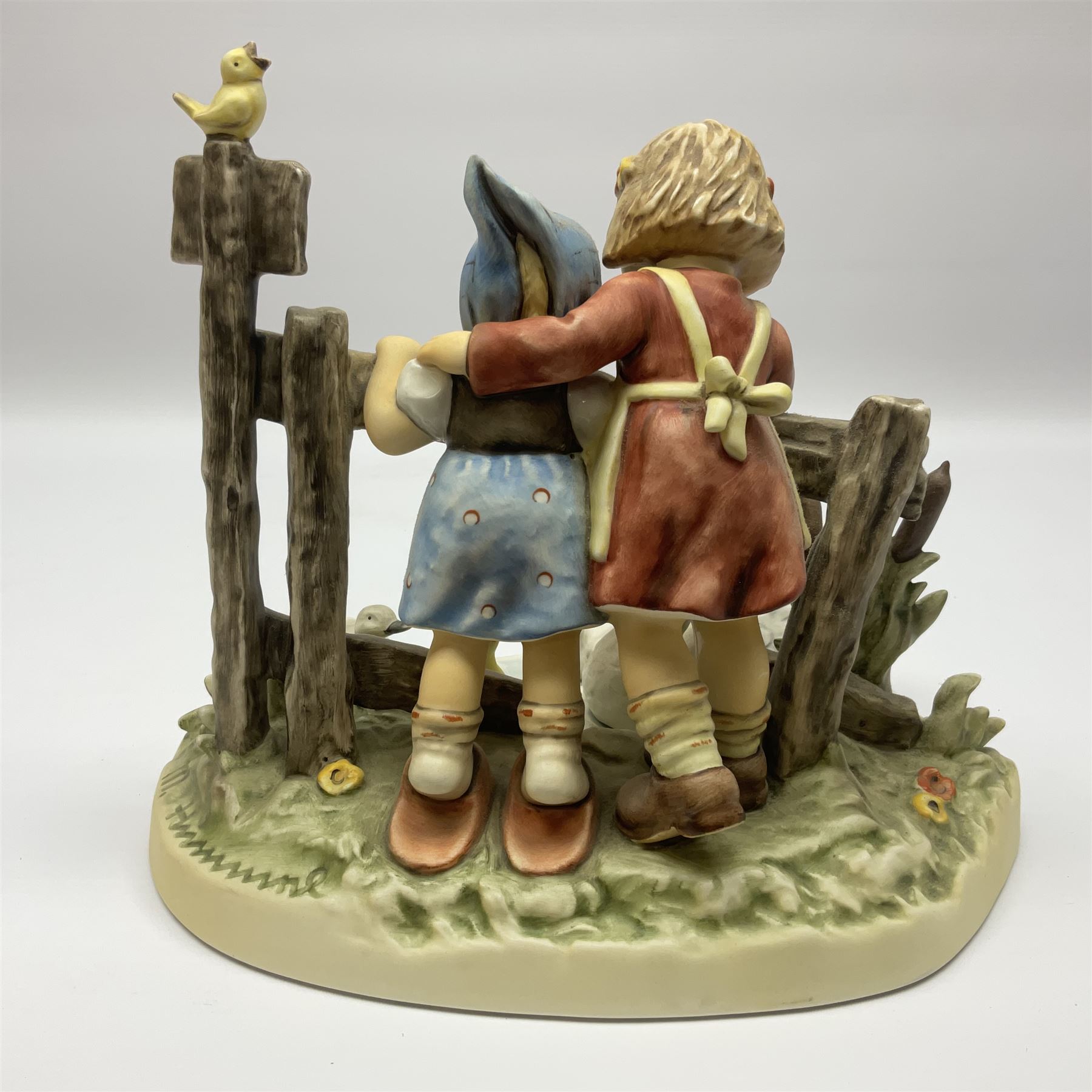 Large Hummel figure group by Goebel, Forever Friends, limited edition 697 of 1000, H28cm