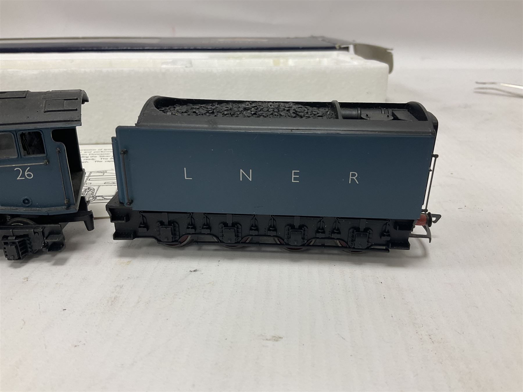 Bachmann ‘00’ gauge - 31551 Gresley Class V2 2-6-2 ‘Green Arrow’ locomotive no.60800 in BR black; 31954 Gresley Class A4 4-6-2 ‘Nigel Gresley’ locomotive no.60007 in BR blue; 31959 Gresley Class A4 Pacific 4-6-2 ‘Miles Beevor’ locomotive no.26 in LNER garter blue; in original boxes (3) 