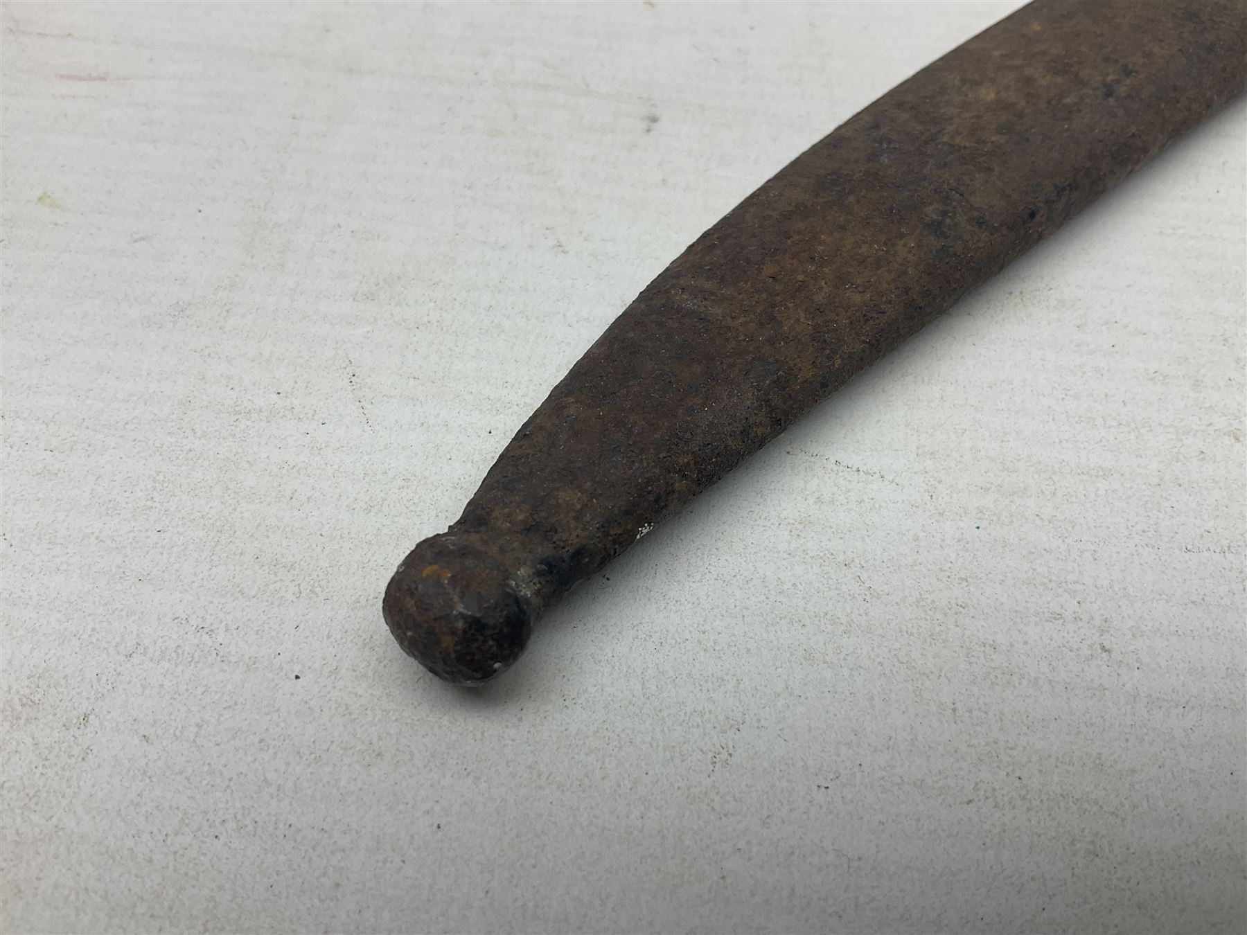 French 1866 pattern sabre bayonet with 57cm fullered steel curving blade dated 1875, in steel scabbard L71cm overall