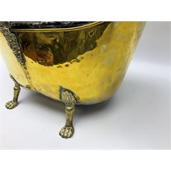 Brass coal bucket of oval form, with swing handle and lion mask decoration, raised on four lion's paw feet, L48cm, and three graduating jam pans