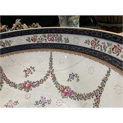 19th century Samson style punch bowl, decorated in the manner of a Chinese export example, with floral sprays and gilt highlighted cobalt blue double border to rim, with armorial crest to exterior, red mark beneath, D35cm