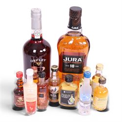 Mixed alcohol, including Monkey Shoulder, blended scotch whisky, Woodford Reserve, Kentucky bourbon whiskey, Cockburn's Special reserve port etc, together with a selection of miniatures, various contents and proof 