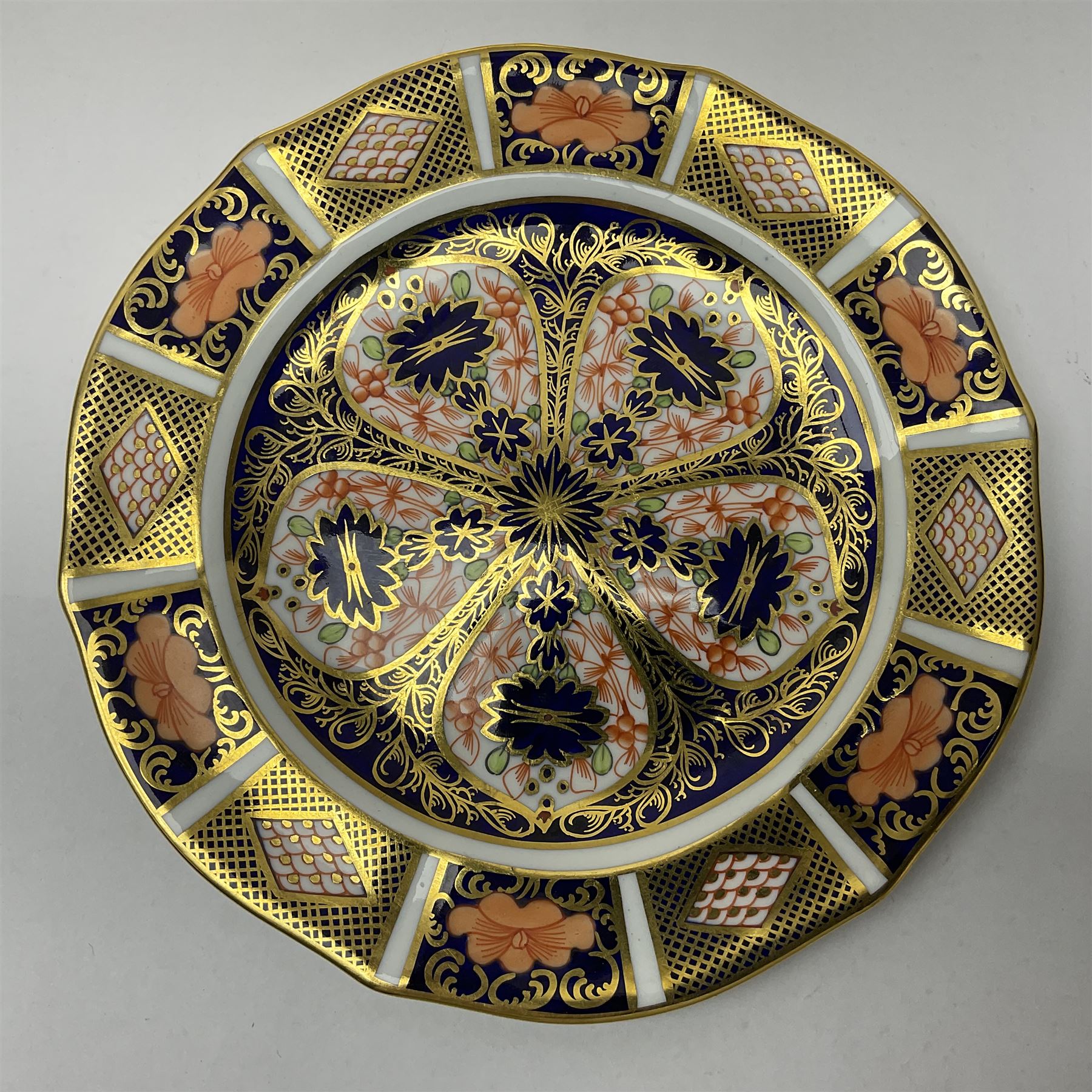 20th century Royal Crown Derby Imari 1128 pattern plates, comprising four side plates and three smaller examples, with printed and painted marks beneath, including illustration date codes for 1918 and 1920, and Roman numeral date code for 1979, larger examples D18cm, smaller D15cm, (7)
