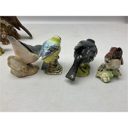 Group of Beswick figures of birds, comprising kingfisher no 2371, thrush no 2308, owl no 2026, and nine smaller bird figures to include greenfinch, wren etc