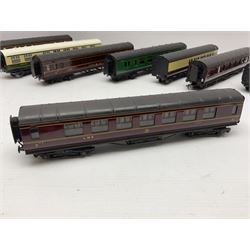 Exley '00' gauge - fourteen various coaches comprising four LMS maroon (3322 3rd, 2202 3rd, 6665 3rd and 388 Sleeping Car 3rd), LNER green/cream Buffet Car 21419, LNER teak 8639 1st, Southern green 6688 3rd, GWR brown/cream 3322 3rd, LNER 206 3rd, LNER 319 1st/3rd, SR green 351 3rd, SR green 188 Parcel Van, GWR 331 3rd and GWR 362 3rd; all unboxed (14)