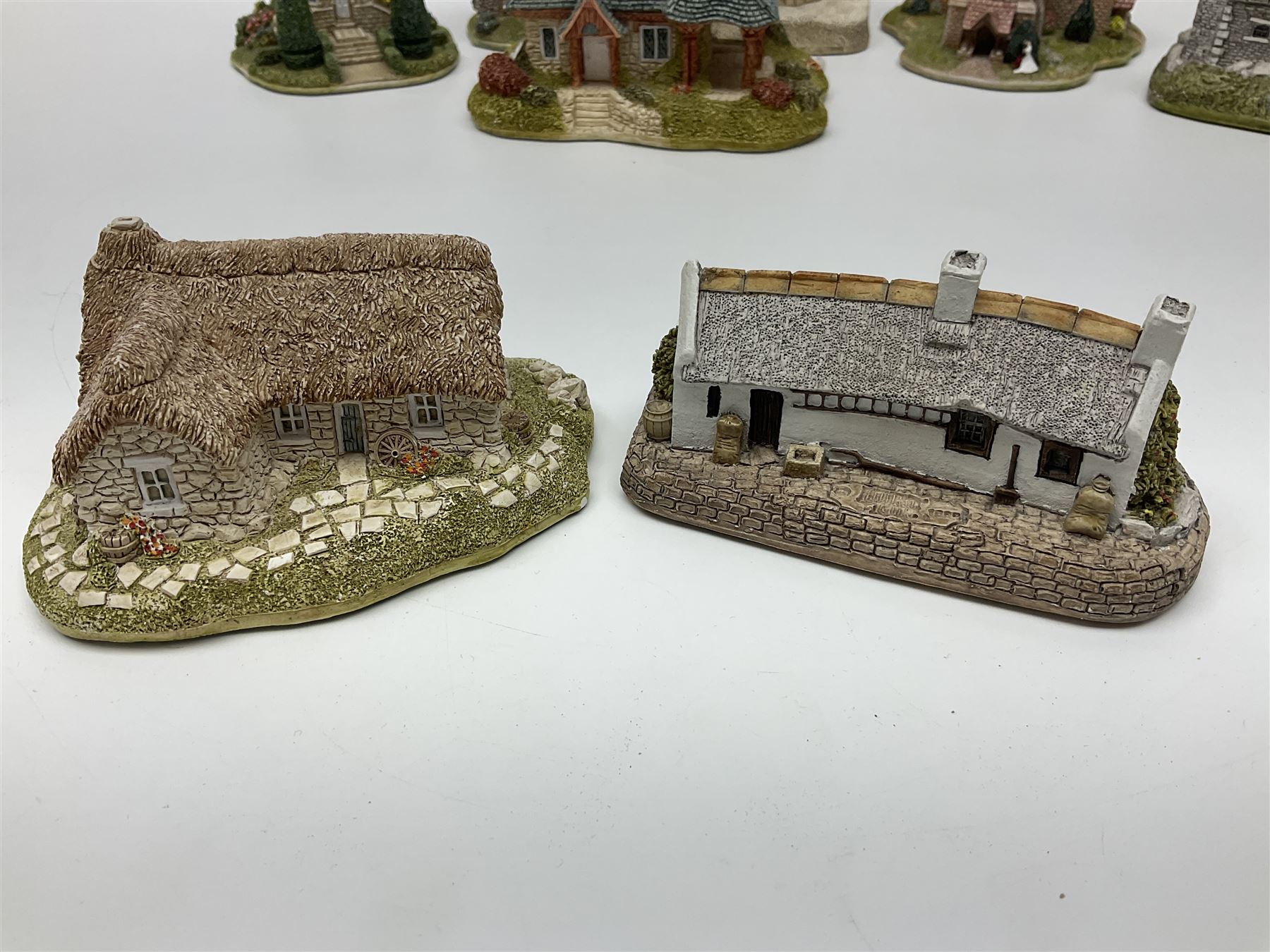 Nineteen Lilliput Lane models from the Scottish Collection, to include John Knox House, Castaway, Pineapple House, etc, all models with original boxes 
