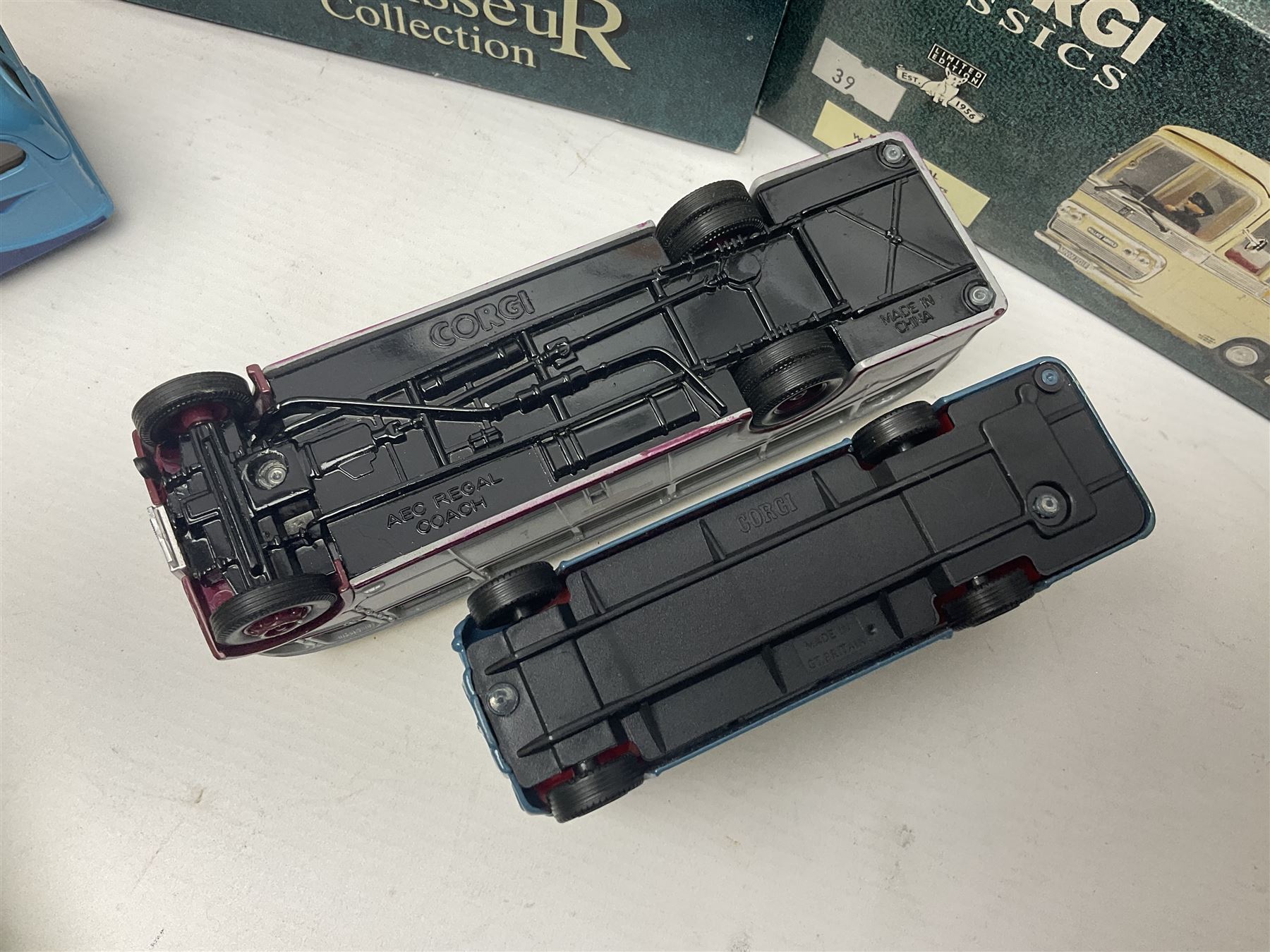 Corgi - twenty-three modern die-cast models of buses and coaches to include 35301, 35303, 35305 and 91916; mostly loose but nine boxed 