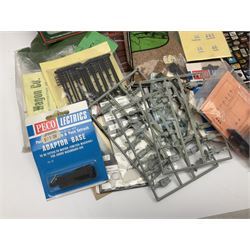 '00' gauge layout accessories - Langley Miniatures Footbridge kit, wagon kits by Nu-Cast, Colin Ashby, Slaters etc, layout chippings, fencing, sprues of figures and accessories, switches and motors, Peco Lectrics, name plates, transfers etc; most boxed or packaged