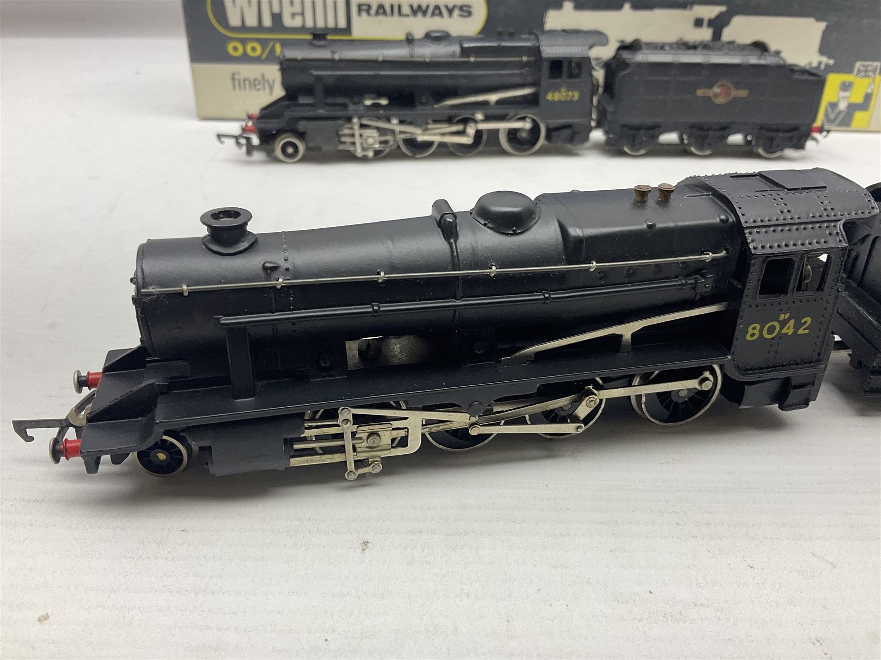 Wrenn '00' gauge - two Class 8F 2-8-0 locomotives - No.48073 in BR Plain Black; boxed; and No.8042 in LMS Plain Black; with unassociated plain blue box (2)