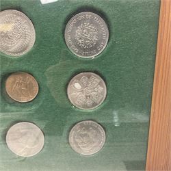 Great British and World coins and banknotes, including commemorative crowns, King George VI 1939 half crown, two France 1977 fifty francs coins, other coinage, various New Zealand banknotes, Hong Kong ten dollars notes, Queen Elizabeth II Fiji notes etc, in folders and loose