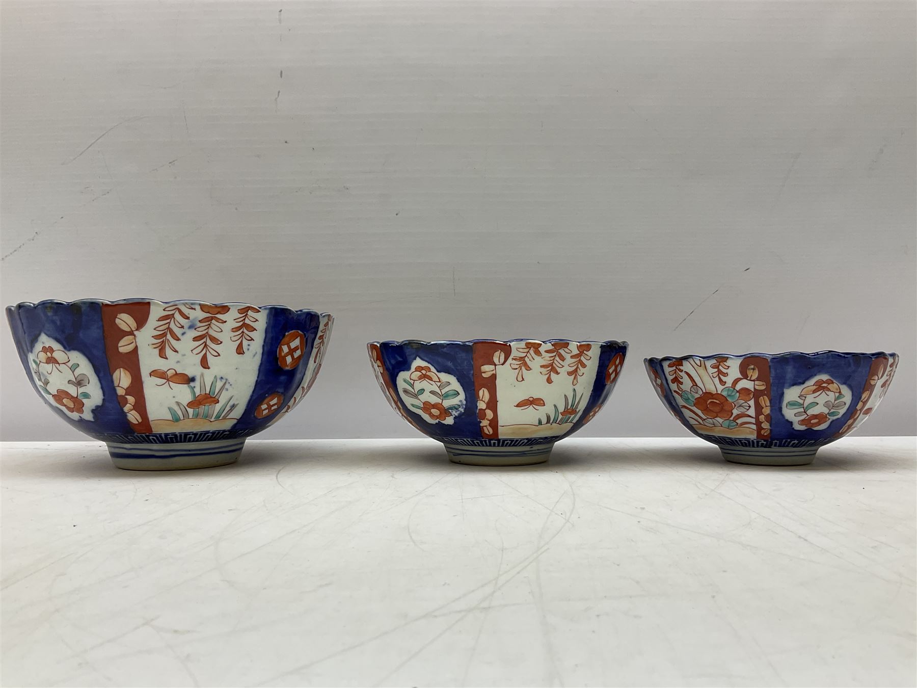 Set of three graduating Japanese Imari bowls, largest example D21cm Collectors & Clearance