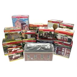 Hornby '00' gauge - nineteen Skaledale trackside buildings/accessories including R8542 Holly Farm Workshop, R9671 GWR Water Column and Crane, R8716 Upper Skaledale Main Building, R8657 Roundabout, R8993 Water Cleansing Tank, R8709 Fuel Oil Tanks, R8741 Purifiers, R9531 Magna Waiting Room etc; all but one boxed (19)