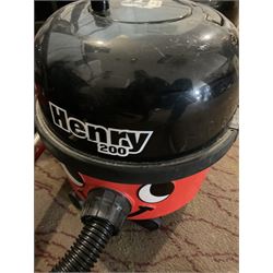 Two Henry pro, one Henry 200 and hetty hoovers (4)