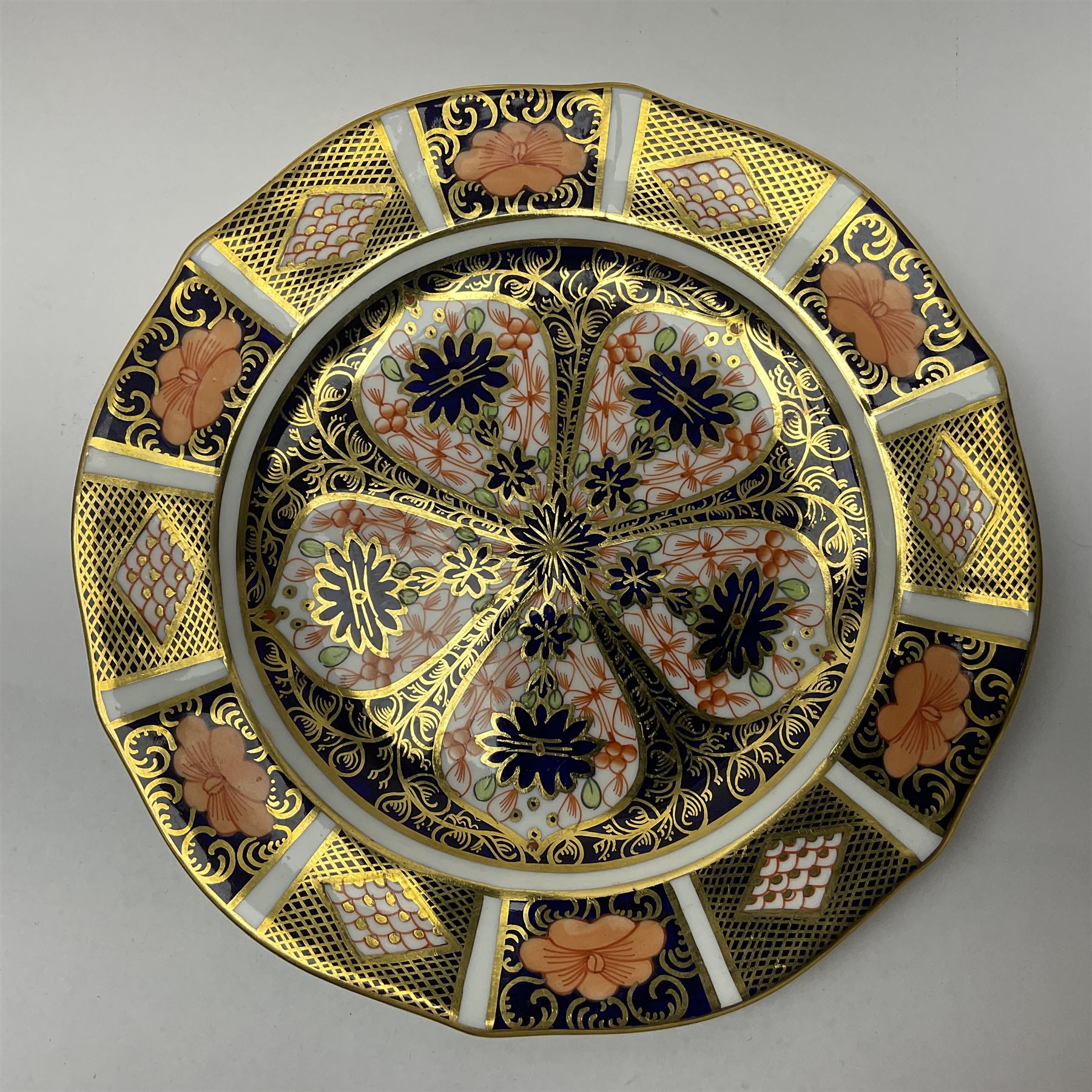 20th century Royal Crown Derby Imari 1128 pattern plates, comprising four side plates and three smaller examples, with printed and painted marks beneath, including illustration date codes for 1918 and 1920, and Roman numeral date code for 1979, larger examples D18cm, smaller D15cm, (7)
