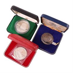Seven silver proof coins, comprising five Queen Elizabeth II Isle of Man 1976 'Bicentenary of American Independence' crowns, Tokelau 1979 dollar, and New Zealand 1977 dollar, and a John Pinches 'Edward Duke of Windsor' silver medallion, all cased