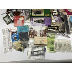 '00' gauge layout accessories - Langley Miniatures Footbridge kit, wagon kits by Nu-Cast, Colin Ashby, Slaters etc, layout chippings, fencing, sprues of figures and accessories, switches and motors, Peco Lectrics, name plates, transfers etc; most boxed or packaged