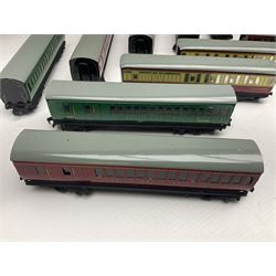 Hornby Dublo - fourteen passenger coaches including Southern Suburban Stock, Gresley Stock, Stanier Stock etc; and TPO Mail Van; all unboxed (15)