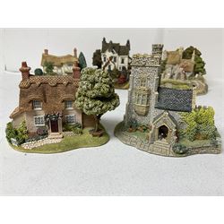 Nineteen Lilliput Lane models, including Dove Tails, Birdlip Bottom, Smallest Inn, Gossip Gate and Beehive Cottage, all with deeds and original boxes (19)