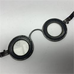 Pair of 18th century horn and steel rimmed spectacles, arm L10.5cm, rim D3.5cm
