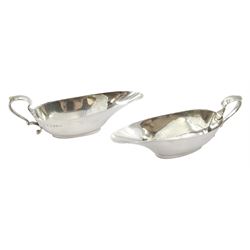 Pair of silver sauce boats by Henry Matthews, Birmingham 1904, approx 3.9oz