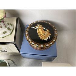 Spode Green Camilla pattern ceramics, together with a Wedgwood Etruscan Dance trinket box, Aynsley Mouse Trap figure, Coalport thatched cottage and a collection of other Wedgwood ceramics, some with boxes