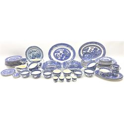 Late 18th/early 19th century Chinese export dinner plate, together with
Royal Venton Ware in Willow pattern, part dinner service, including two covered tureens, jug, six dinner plates, two serving platters, three serving platters, six dinner plates, seven side plates and seven dessert plates etc
