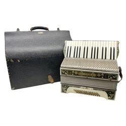 Hohner Verdi I piano accordion with forty-eight buttons and thirty-four keys L43cm; in associated hard carrying case