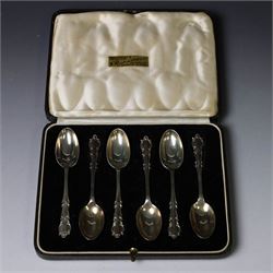1930s silver three piece cruet set, comprising pepper shaker, open salt and mustard pot, with two matched silver spoons, together with a set of 1930s silver teaspoons, all cased and hallmarked