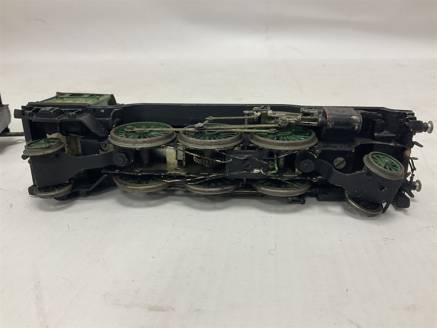 ‘00’ gauge - kit built Class V4 2-6-2 ‘Bantam Cock’ locomotive and tender no.3401 in LNER green