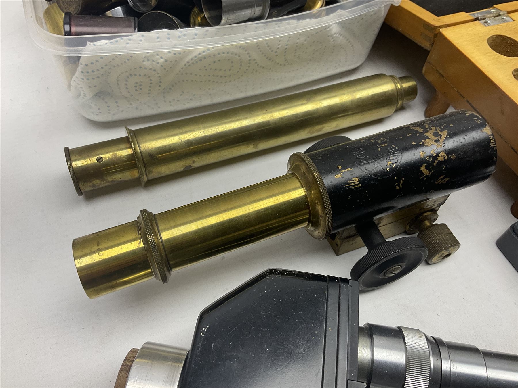 Large collection of microscope lenses, for various microscopes 