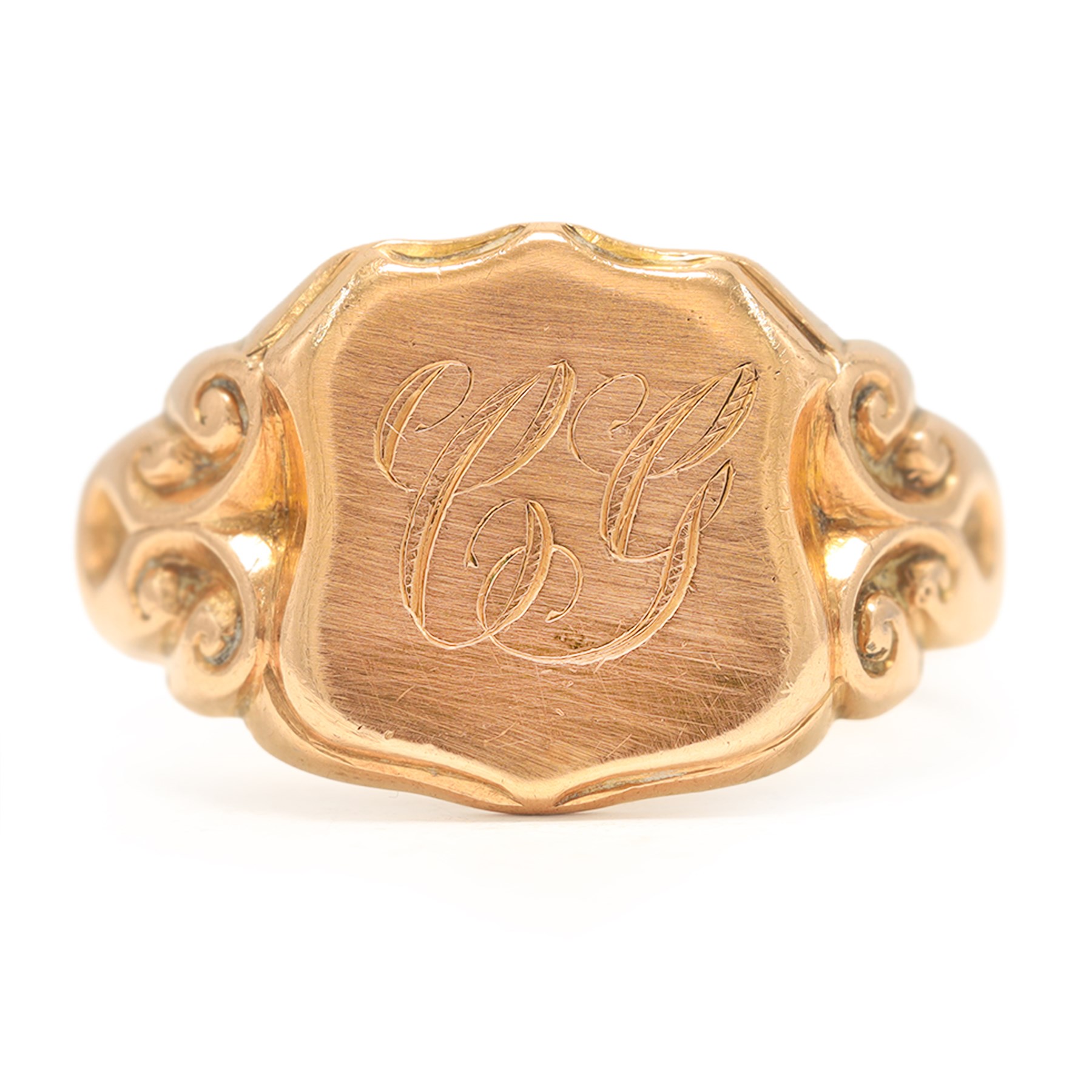 Edwardian 9ct rose gold signet ring, the shield head engraved with initials C G, with scroll design shoulders, Chester  1909