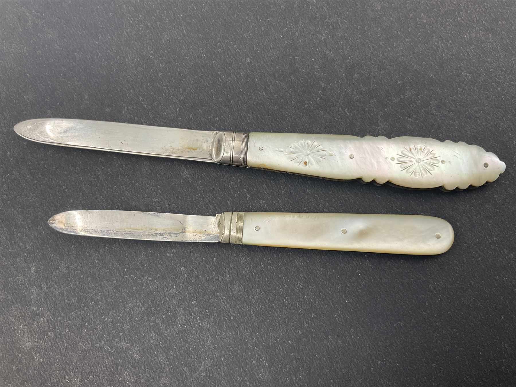 Two silver fruit knives with mother of pearl handles, hallmarked, mother of pearl tokens and similar items 