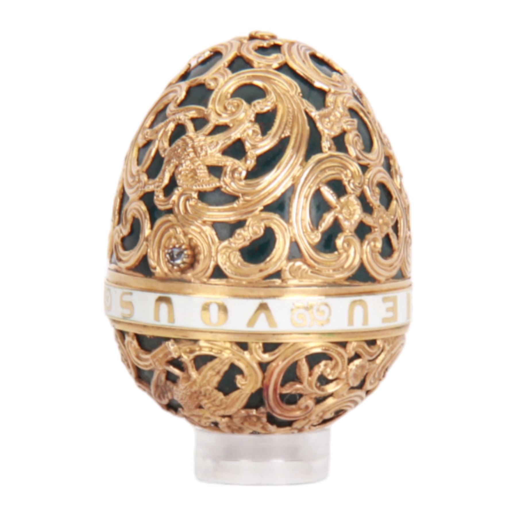 Late 18th/early 19th century gold mounted bloodstone bonbonniere in the form of an egg, unmarked, French or English, with gold overlaid C scroll, foliate and bird detailed cagework, the hinged cover with white enamelled band detailed 'Dieu Vous Benit' (God Bless You), opening with a rose cut diamond push thumbpiece, H4.5cm

Cf. Comparable examples sold at auction:
Lot 284, Objects of Vertu, Dix Noonan Webb, 14th September 2021
Lot 1643, Fine Jewellery, Wolley & Wallis, 27th April 2017
