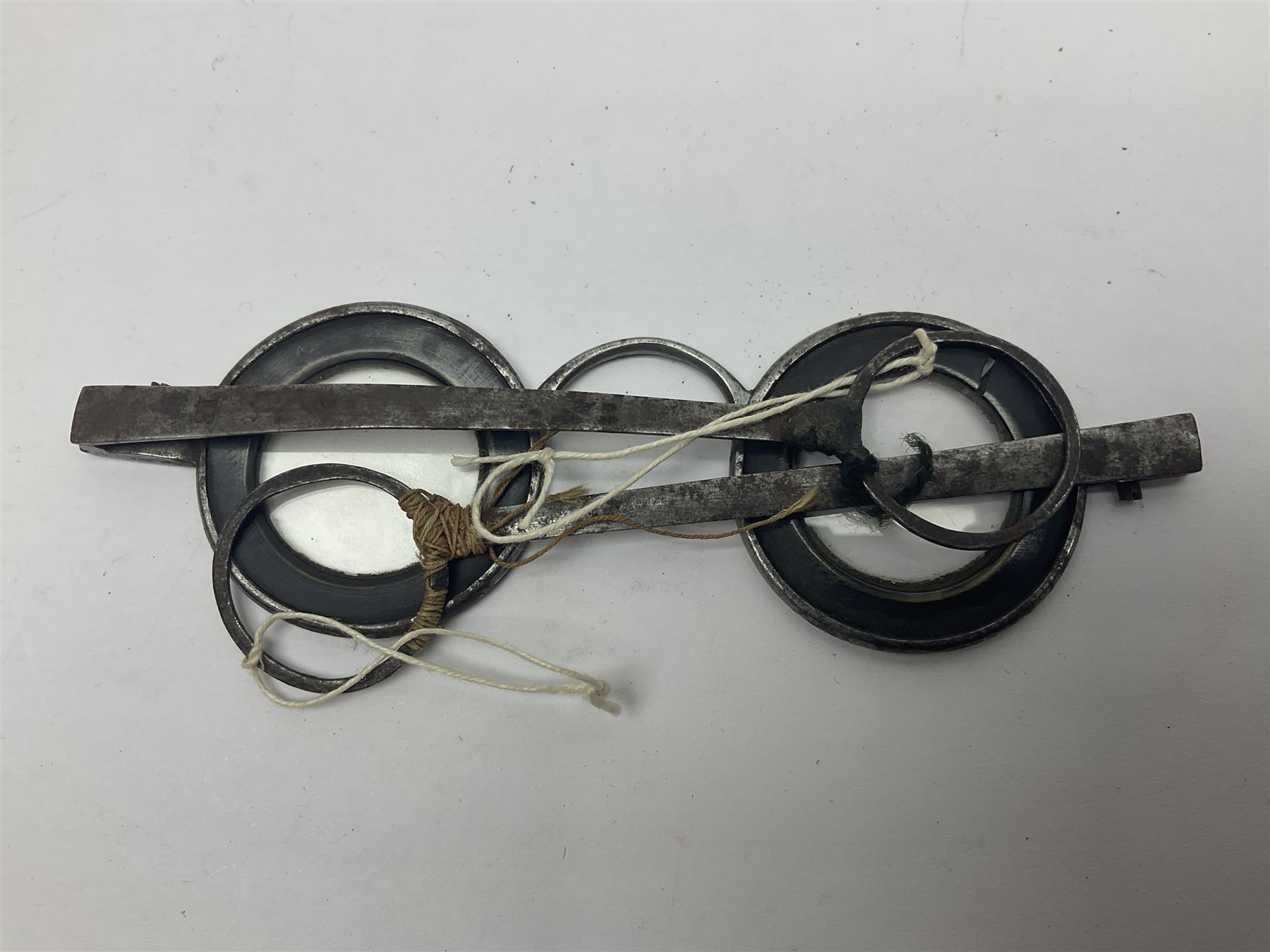 Pair of 18th century horn and steel rimmed spectacles, arm L10.5cm, rim D3.5cm