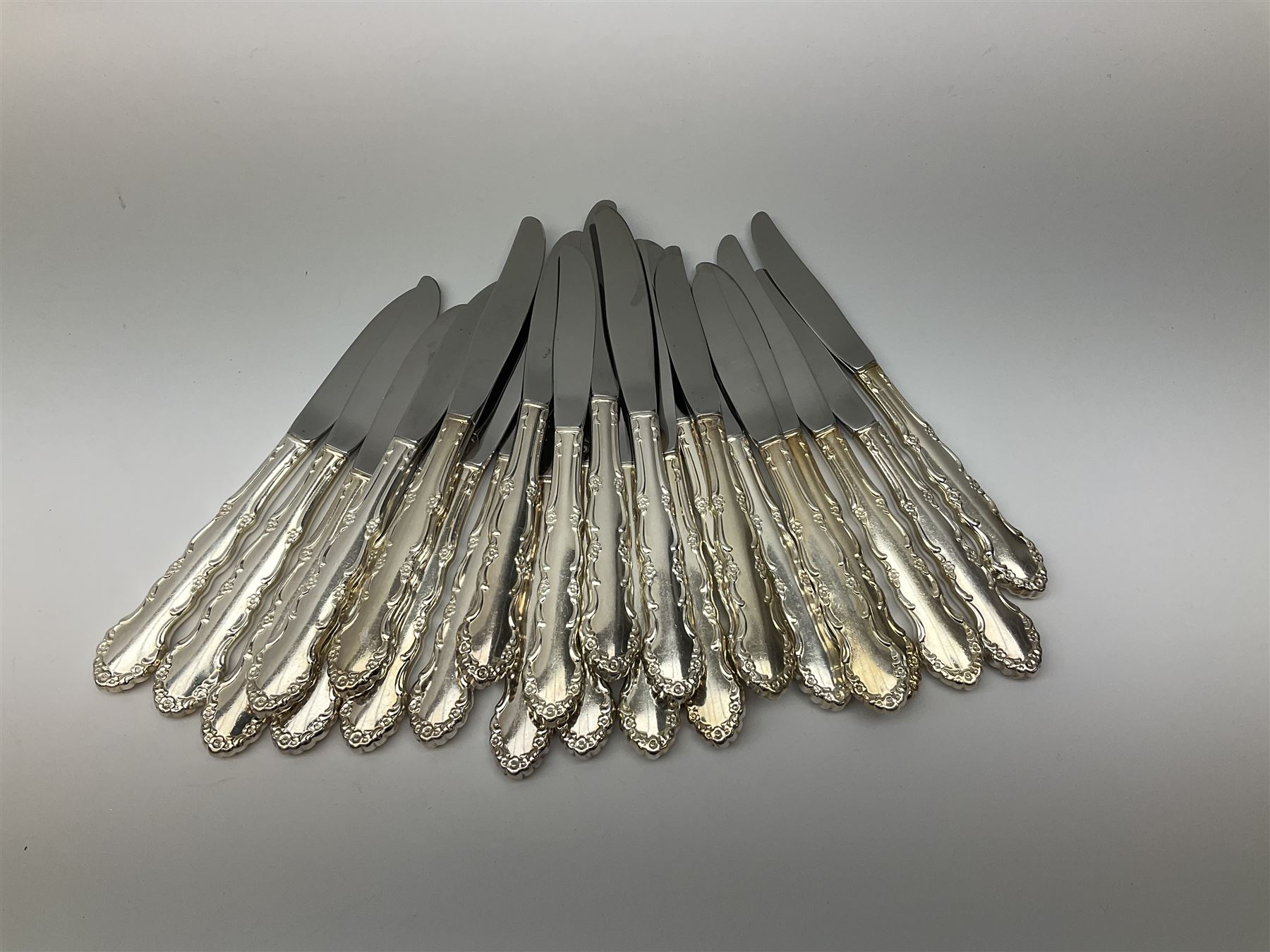Oneida Community silver plated cutlery in the Mansion House pattern, comprising fithteen teaspoons, twelve soup spoons and six serving spoons together with matched cutlery, compromising fourteen forks, twentythree knives, twelve spoons, ten dessert spoons, one teaspoons,and a selection of other cutlery. 