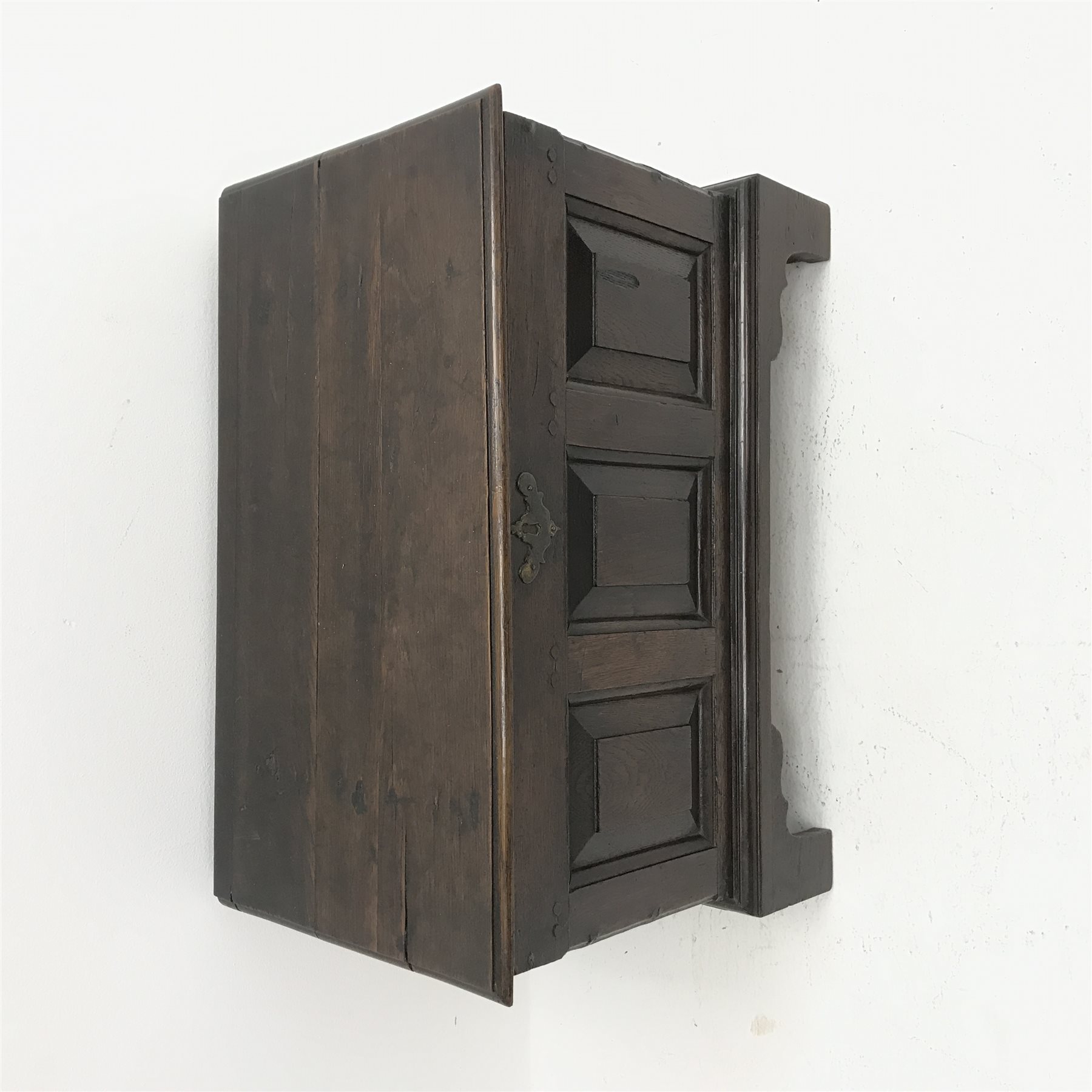 18th century oak coffer bach, the moulded hinged top above triple paneled front, on bracket feet, W63cm, H42cm, D36cm